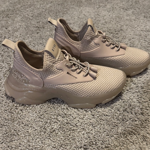 Steve Madden Shoes - NWOT Steve Madden Women's Beige Gold Gemstones Textured Sneakers